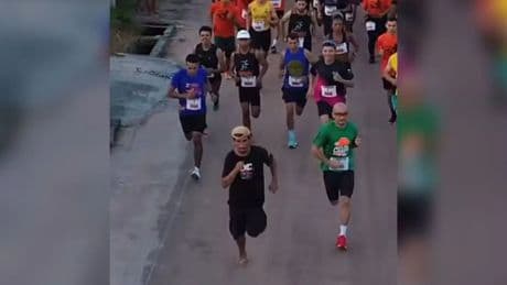 Un hombre se cuela en una carrera ebrio, en chanclas, gana una medalla y su vida cambia para siempre