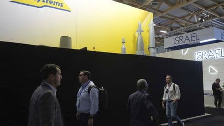 Rideau noir pour le stand d'Israël au salon du Bourget