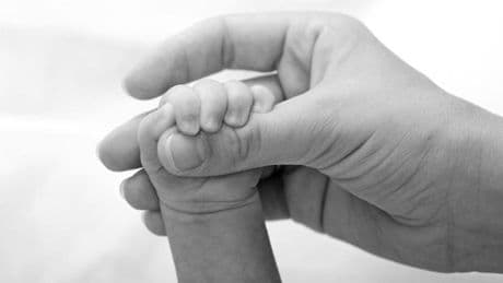 Doğduktan bir gün sonra terk edildiği söylenmişti. 37 yıl sonra geçmişinin peşinde... Evlat edinme dolandırıcıların eline mi düştü?