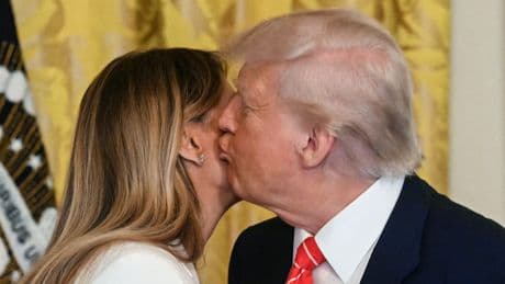 „Sie leben praktisch getrennt“ - Biograf räumt mit Trumps Bussi-Show auf