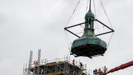 Sanierung des Perlachturms: Spektakuläre Kranarbeiten: Augsburg köpft sein Wahrzeichen