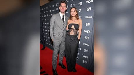 Mit Ehemann bei Filmpremiere in Toronto: Emily Blunt begeistert in transparentem Look