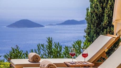 Fuga dal caro ombrellone e corsa agli hotel di lusso: “Da noi spendono 120 mila euro a settimana”