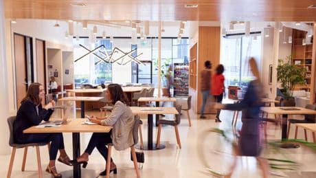 Más allá del escritorio: lo que perdemos cuando dejamos de ir a la oficina