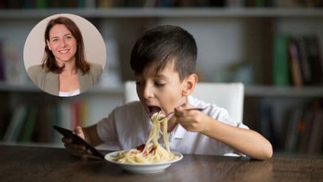 Mariana Capurro, psicóloga: “Si tu hijo se queda hipnotizado cuando come con el móvil o la tablet, su cerebro deja de registrar sabores, texturas y señales de saciedad”