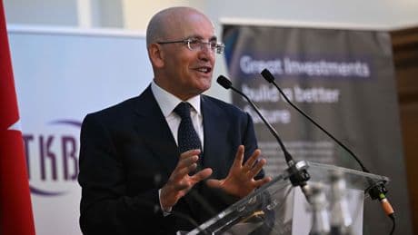 Bakan Şimşek, Londra'yı Azerbaycan'a demir yolu döşemek için turlamış