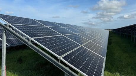 Anwohner protestieren - Dorf versinkt hinter 4,5 Meter hoher Solar-Mauer!