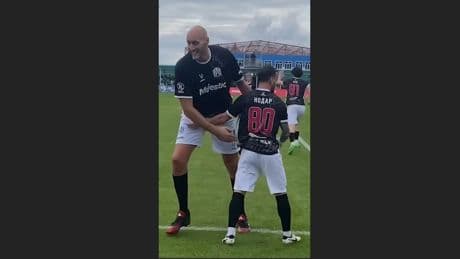 Größer als Jan Koller - Riesen-Russe verblüfft Fußballfans
