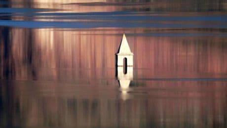 El reflejo del campanario en el pantano de Sau