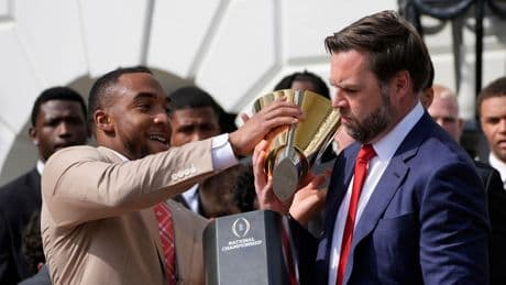 Missgeschick: J. D. Vance "zerbricht" Football-Pokal vor versammelter Gewinnermannschaft
