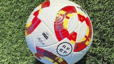 Un diccionario recoge 5.000 acepciones futboleras y destaca su contribución al español