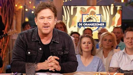 Hélène Hendriks langer afwezig in Oranjezomer, Johnny de Mol en Thomas van Groningen nemen talkshow over