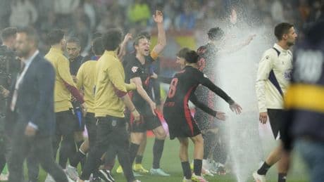 La celebración del Barça por el título de Liga fue irrumpida por una nueva tangana en el césped y la presencia de los aspersores