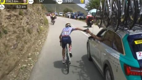 Lenny Martínez, sancionado en el Tour de Francia por agarrarse demasiado tiempo a una botella