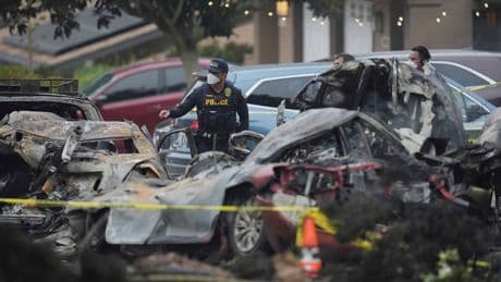 Un pequeño avión se estrella en un barrio de San Diego, incendiando viviendas y vehículos