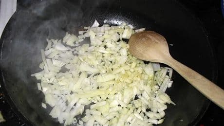 El truco para freír la cebolla en la mitad de tiempo: solo necesitas un ingrediente