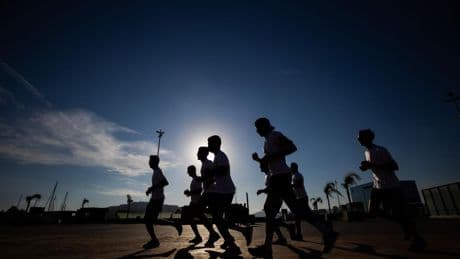 La generación Z cambia las discotecas por clubs de corredores y crossfit