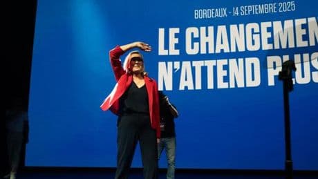 A Bordeaux, Marine Le Pen prédit la chute de Sébastien Lecornu et promet des lendemains qui chantent