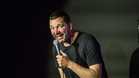 ‘Zie ik eruit als iemand die vrouwen slaat?’, vraagt Theo Maassen zijn publiek