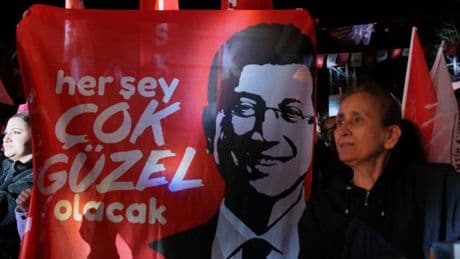 Turquie : 120 membres de l’opposition arrêtés à Izmir, 100 jours après l’arrestation du mair d’Istanbul, Ekrem İmamoğlu
