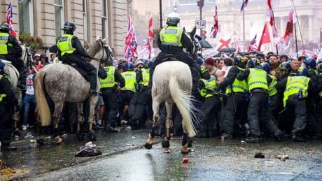 Nueve detenidos por agredir a policías en una manifestación de extrema derecha en Londres
