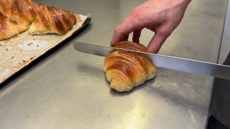 "On a le goût du beurre, c'est très bon": le meilleur croissant de Normandie se trouve à Bayeux