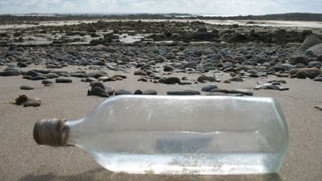 "Je n'y croyais pas!": 31 ans après avoir jeté une bouteille à la mer avec une lettre, une Écossaise reçoit une réponse