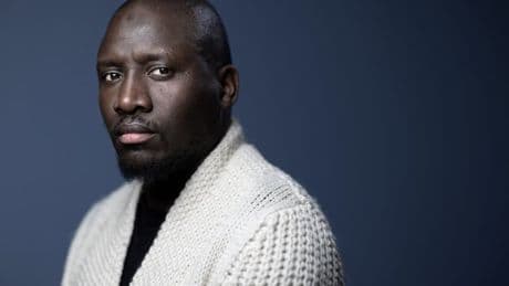 Des jeunes assis par terre au bord d'une route en Seine-Saint-Denis lors d'un contrôle de police, vif échange entre le député LFI Aly Diouara et Laurent Nunez