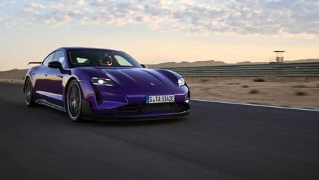 Nueve coches eléctricos que te dejarán la espalda pegada al respaldo al acelerar a fondo: pasan de 0 a 100 km/h en menos de cuatro segundos