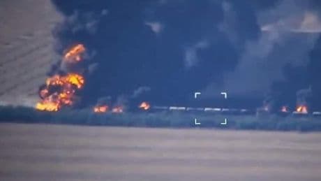 Videos zeigen riesigen Brand: Russischer Güterzug bei Angriff komplett zerstört