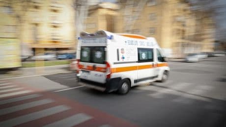 Professore si rifiuta di dare una sigaretta a un giovane e viene accoltellato in strada a Bassano del Grappa: ricoverato in ospedale, si cerca l'aggressore
