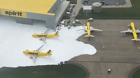 Zwischenfall am Flughafen - Diese „Schaumparty“ wird richtig teuer