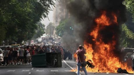 Tensión en la huelga del sector del metal de Cádiz: cuatro detenidos, una mujer herida y barricadas