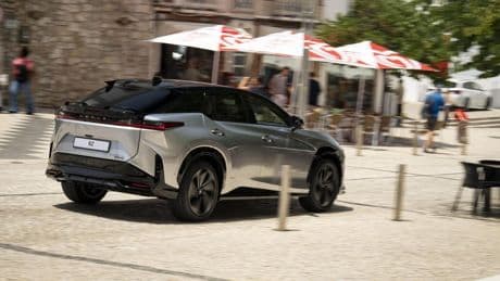 El volante del nuevo SUV eléctrico Lexus RZ 550e es la mayor innovación tecnológica de la marca en muchos años: ¿genialidad o excentricidad?