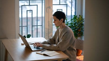 Firma schickt 400 Mitarbeiter ins Homeoffice – und feuert sie per Video