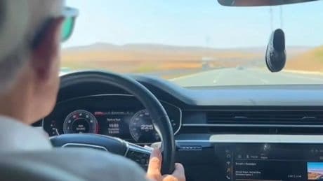 Multan al ministro de Transporte de Turquía por grabarse conduciendo a 255 km/hora y subirlo a redes