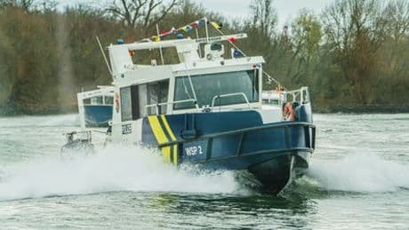 Wiesbaden Frau fährt ihrem Mann auf Jetski davon – große Suchaktion
