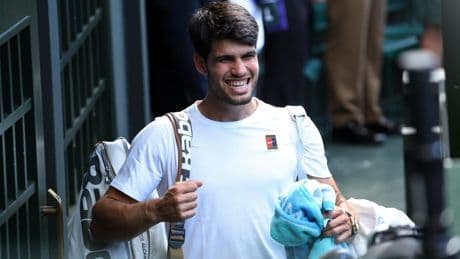 La emocionada reacción de una fan al recibir un regalo personal de Carlos Alcaraz tras lograr el pase a la final de Wimbledon