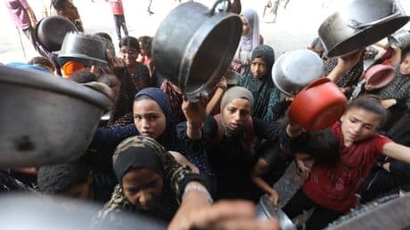 Israel amenaza con prohibir la actividad de importantes organizaciones humanitarias mientras el hambre se agrava en Gaza