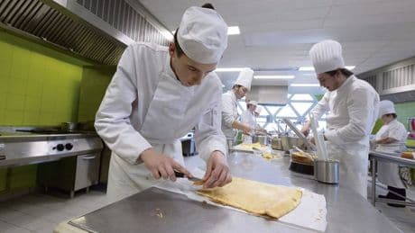 Vache à lait des employeurs, coût exorbitant pour l’État… L’apprentissage prend un nouveau coup de rabot