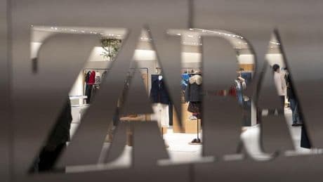 Zara, de las camisetas tiradas de precio a los abrigos de lujo asequible a 300: así nos ha inoculado la adicción a la moda