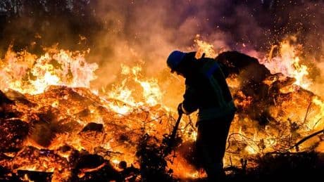 Brauchtum: Unbekannte entzünden Osterfeuer vorzeitig