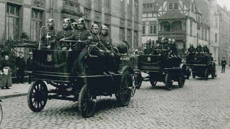 „Große Feuergefährlichkeit des Benzins“ - Deutsche Feuerwehr fuhr schon 1902 mit E-Autos