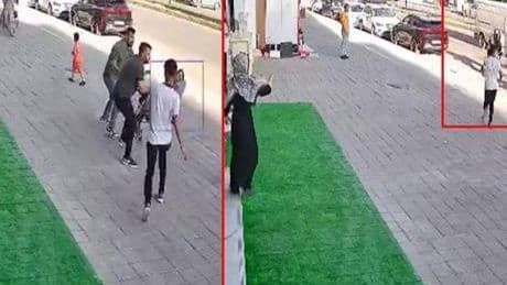 Kaldırımda başlayan kavga feci sonla bitti! Dengesini kaybetti, minibüsün altında can verdi
