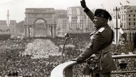Riccione, via la cittadinanza a Mussolini. Cruciani in tackle: "Non avete un c... da fare"