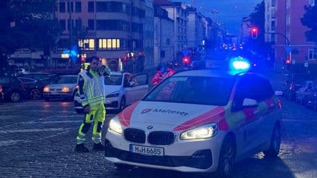 Frau sticht auf Menschen ein – Polizei erschießt sie