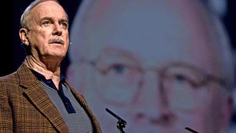 John Cleese (85) grapt zonder genade: ’Woke mensen hebben geen gevoel voor humor’