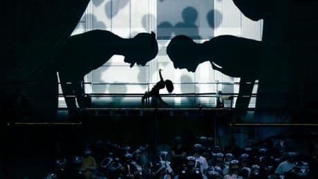 « L’Ombre », de Blanca Li, à l’Ircam : entre réel et virtuel, un conte ensorcelant
