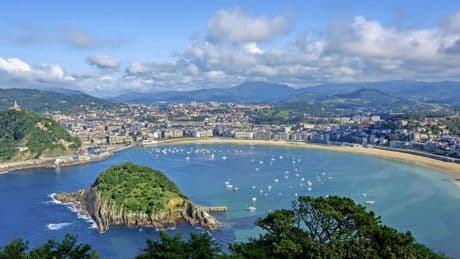 Van bar naar bar voor pintxos of glijden van een waterbaan op een berg: op deze plekken moet je zijn in San Sebastián