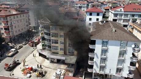 İş yeri deposunda korkutan yangın: 10 kişi tahliye edildi